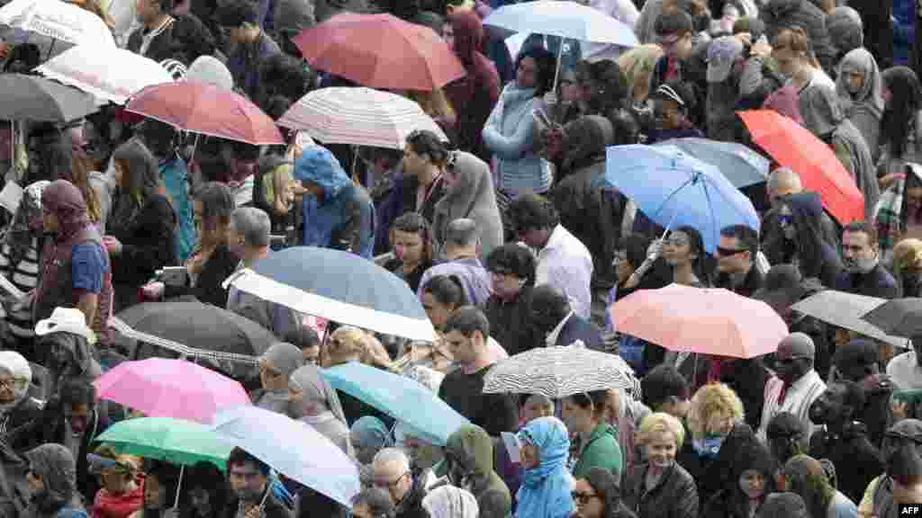 Des milliers de fidèles sur le parvis de la basilique Saint-Pierre de Rome, au Vatican, le 16 avril 2017.