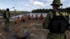 Arrestation d'orpailleurs par des agents de l'agence environnementale du Brésil sur la rivière Uraricoera lors d'une opération contre l'extraction illégale d'or sur des terres indigènes dans l'État de Roraima, Brésil, 16 avril 2016.