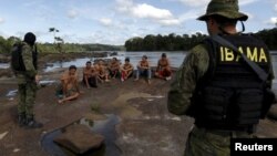 Arrestation d'orpailleurs par des agents de l'agence environnementale du Brésil sur la rivière Uraricoera lors d'une opération contre l'extraction illégale d'or sur des terres indigènes dans l'État de Roraima, Brésil, 16 avril 2016.