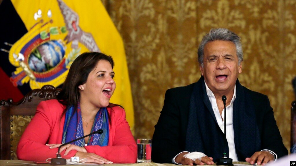 El presidente de Ecuador, Lenín Moreno, (derecha) y la vicepresidente Alejandra Vicuña, cantan al celebrar el triunfo de su propuesta en el referendo del domingo, 4 de febrero de 2018, que limita a dos los períodos presidenciales.