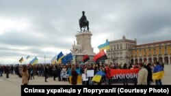 На центральну площу Лісабону вийшли українці. ФОТО