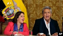 El presidente de Ecuador, Lenín Moreno, (derecha) y la vicepresidente Alejandra Vicuña, cantan al celebrar el triunfo de su propuesta en el referendo del domingo, 4 de febrero de 2018, que limita a dos los períodos presidenciales.