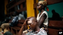 Un homme blessé au cours des affrontements entre les miliciens anti-Balaka et ex-seleka à Bangui, Centrafrique, 20 décembre 2013.