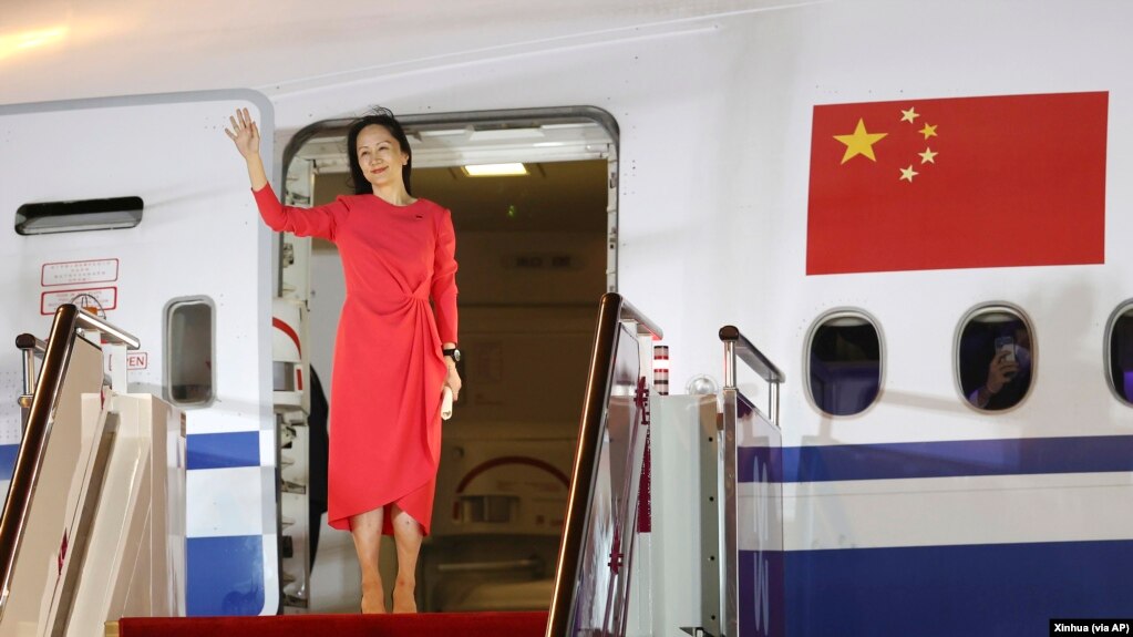 华为首席财务官孟晚舟乘包机抵达深圳。图为孟晚舟走下飞机前向前来欢迎的人们招手。（新华社照片）(photo:VOA)
