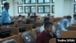 Pengawas ujian memantau peserta ujian berbasis komputer dalam SBMPTN di Solo, 15 Mei 2017. (Foto: VOA/Yudha)