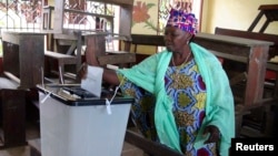 아프리카 기니에서 지난 28일 총선을 치른 가운데, 한 여성 유권자가 투표하고 있다.