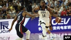 Khris Middleton, à droite, contre Andrew Albicy de France, Chine, le 11 septembre 2019.