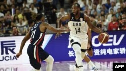 L'américain Khris Middleton (d) dribble le français Andrew Albicy lors du quart de finale de la Coupe du monde de basketball opposant les États-Unis et la France à Dongguan le 11 septembre 2019. (Photo de Ye Aung Thu / AFP)