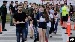 Bajo estrictas medidas de seguridad los estudiantes de la escuela Marjory Stoneman Douglas regresaron a clases.