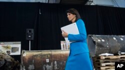 Duta Besar AS untuk PBB, Nikki Haley, berjalan melewati sisa puing roket Iran dalam konferensi pers di Pangkalan Bersama Anacostia-Bolling, 14 Desember 2017, di Washington. Haley mengatakan Iran melanggar hukum internasional dengan memasok misil untuk pemberontak Houthi di Yaman.