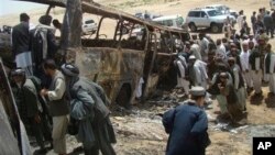 지난달 26일 아프가니스탄 헬만드 주 도로변에서 탈레반의 공격으로 파손된 버스 테러 현장. 