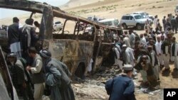 Warga mengelilingi bus yang hancur pasca serangan Taliban di distrik Maiwand, jalan besar antara Kandahar dan Helmand, Afghanistan (Foto: dok). Malim Shawali, seorang anggota dewan perdamaian pemerintah dilaporkan terbunuh hari Rabu (1/5) setelah sejumlah militan menyerang mobilnya di wilayah ini.