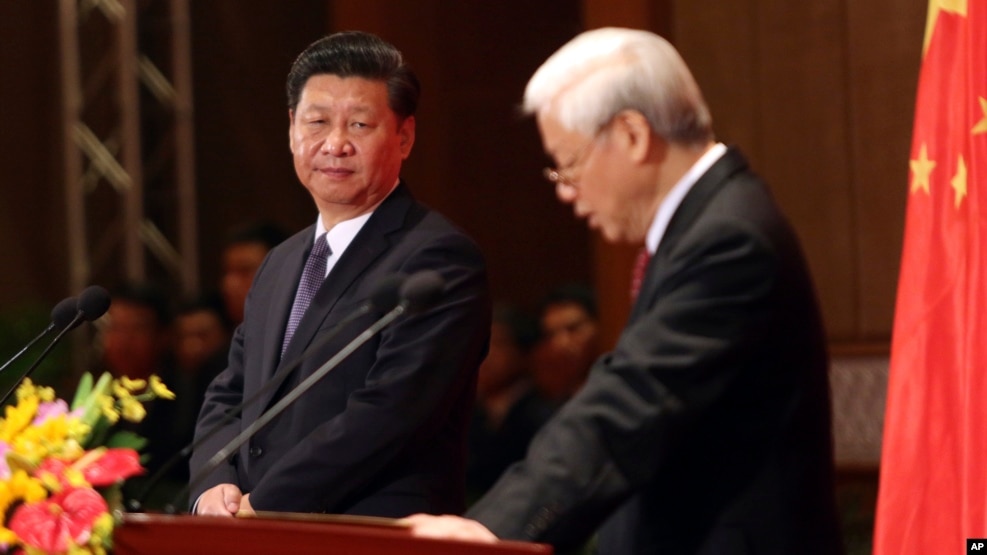 Chủ tịch Trung Quốc Tập Cận Bình nhìn Tổng bí thư Việt Nam Nguyễn Phú Trọng phát biểu trong chuyến thăm Việt Nam cuối năm 2015.