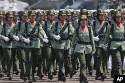 Para perempuan anggota TNI ikut memeriahkan parade peringatan HUT TNI di Jakarta (foto: dok).