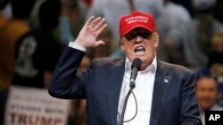 Kandidat calon presiden AS Donald Trump dalam kampanye di Tucson, Arizona (19/3). (AP/Ross D. Franklin)