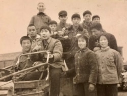 1970年代，鲁难在河南省正阳县原种场（和尚寨）务农。驾驶拖拉机者为鲁难 (鲁难提供图片）