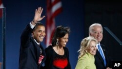 El entonces presidente Barack Obama y su esposa Michelle, y el vicepresidente electo Joe Biden y su esposa Jill suben al escenario tras el discurso de victoria de Obama en Chicago, el martes por la noche, el 4 de noviembre de 2008.