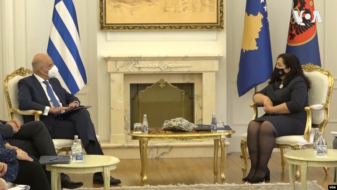 Ministar spoljnih poslova Grčke Nikos Dendijas u razgovoru sa predsednicom Kosova Vjosom Osmani, u Prištini 4. juna 2021. (Foto: VOA) 