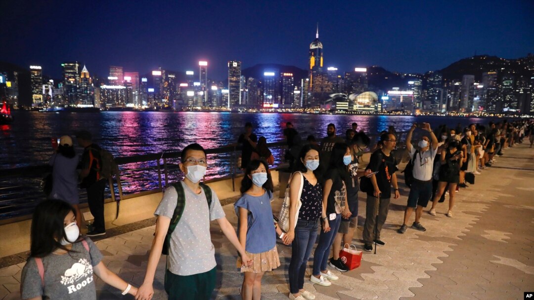 香港示威者組成人鏈。