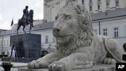 For the third day workers clean an equestrian monument to Prince Jozef Poniatowski, a general who fought for Poland's independence in 18th and 19th century, in front of the Presidential Palace in Warsaw, May 25, 2011