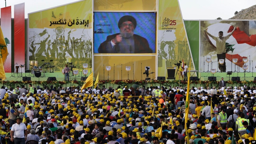 Para pendukung pemimpin Hizbullah, Hassan Nasrallah menyaksikan penayangan pidatonya yang disiarkan di Mashghara, Lembah Bekaa, Lebanon (25/4). 