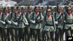 Para perempuan anggota TNI ikut memeriahkan parade peringatan HUT TNI di Jakarta (foto: dok). 