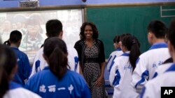 Ibu Negara Amerika Michelle Obama bertemu dengan para siswa kelas bahasa Inggris di SMA Chengdu No.7 di provinsi Sichuan, China (25/3).