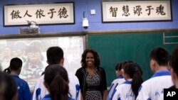 Ibu Negara Amerika Michelle Obama bertemu dengan para siswa kelas bahasa Inggris di SMA Chengdu No.7 di provinsi Sichuan, China (25/3).