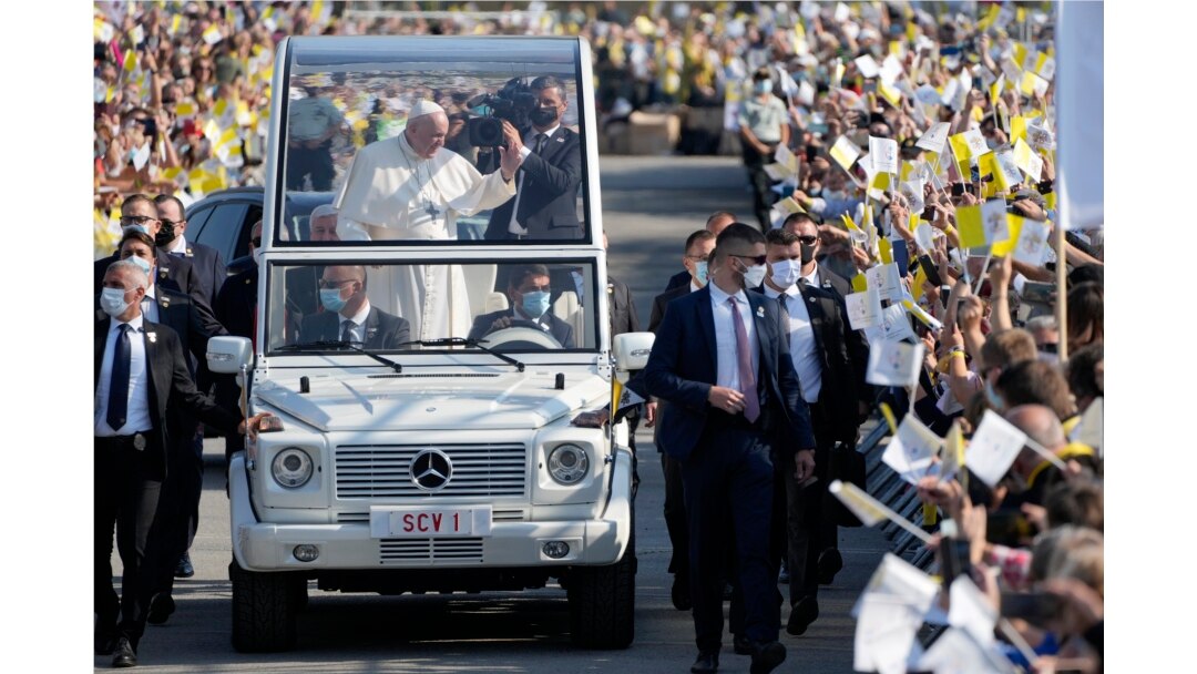 Paus Fransiskus tiba dengan mobil pausnya untuk merayakan Misa ritus Bizantium di Lapangan Mestska sportova hala, di Presov, Slovakia, Selasa, 14 September 2021. (Foto: AP)