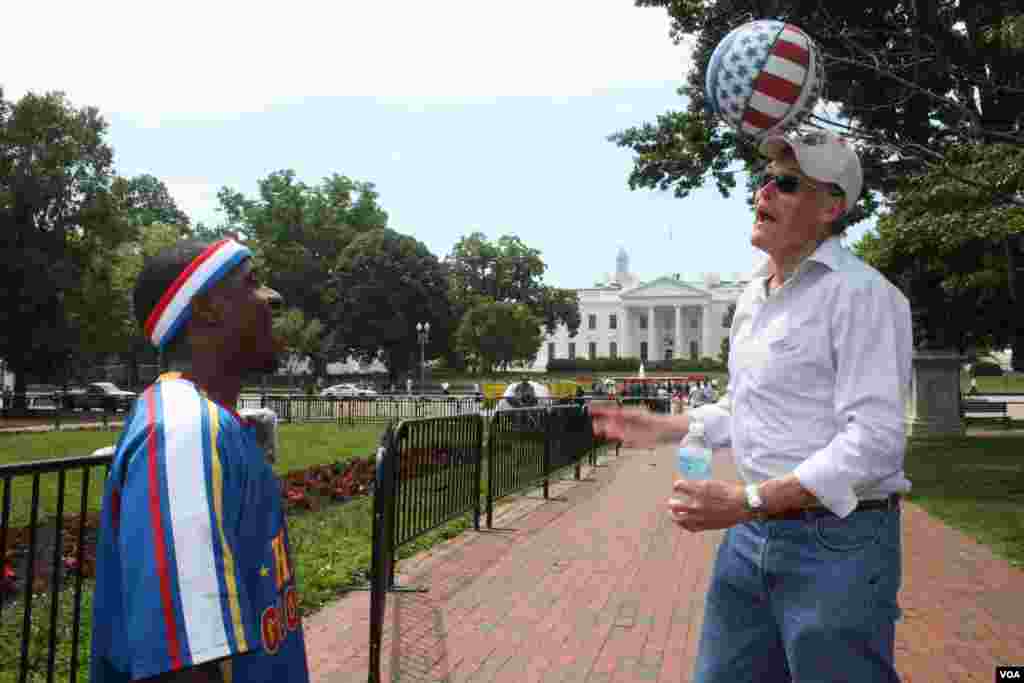 Dos integrantes de los Globetrotters disfrutaron de un paseo por el parque frente a la Casa Blanca.