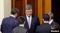 Presiden Ukraina Petro Poroshenko dalam sebuah sesi di parlemen di Kyiv (19/6). 