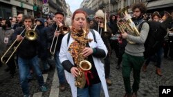 Para demonstran memainkan alat-alat musik saat berdemonstrasi di Paris, 9 Januari 2019. (Foto: AP)