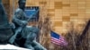 ARHIVA - Američka zastava ispred ambasade u Moskvi (Foto: AP)