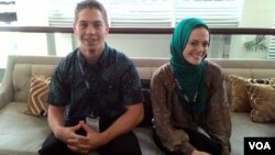 Dua dari 34 sukarelawan pengajar Bahasa Inggris AS, Stevenson Ramsey (kiri) dan Safiyah Ismail (foto: VOA/Wulan).
