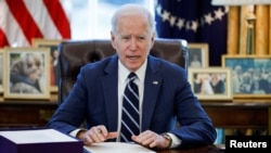 Presiden AS Joe Biden ketika mengesahkan anggaran "American Rescue Plan" sebesar $1,9 Triliun (foto: dok). 