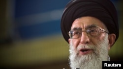 Ali Khamenei parle lors d'un direct télévisé à Téhéran, en Iran, le 12 juin 2009.