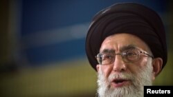 Ali Khamenei parle lors d'un direct télévisé à Téhéran, en Iran, le 12 juin 2009.