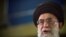 Ali Khamenei parle lors d'un direct télévisé à Téhéran, en Iran, le 12 juin 2009.