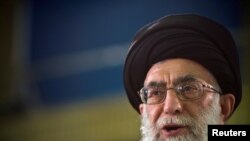 Ali Khamenei parle lors d'un direct télévisé à Téhéran, en Iran, le 12 juin 2009.