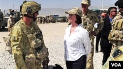 PM Australia Julia Gillard (baju putih) saat mengunjungi pasukan Australia di Afghanistan (foto dok.: 2 Oktober 2010).