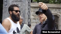 Đạo diễn Jordan Charles Vogt-Roberts (trái) và diễn viên Ngô Thanh Vân trong thời gian ở Ninh Bình để chuẩn bị các cảnh quay của phim "Kong: Skull Island".