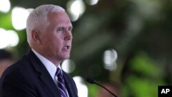 El vicepresidente de EE.UU., Mike Pence, se ha reunido con algunos aspirantes a la Corte Suprema según la agencia de noticias AP.
