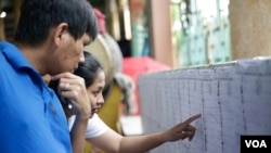 FILE: The Cambodian citizens are checking their names on the voter list at a setup polling station in Phnom Penh, Cambodia, June 2017. (VOA Khmer) 