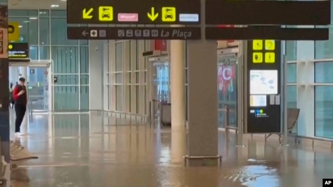 Una vista de una parte inundada del aeropuerto de Barcelona, ​​España, el 4 de noviembre de 2024. 