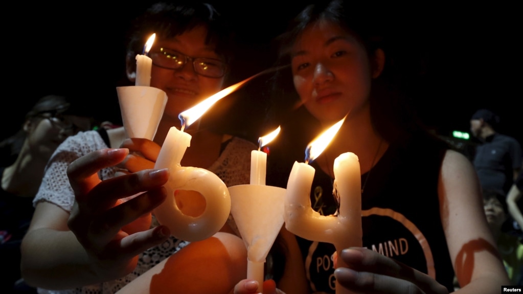 资料照片: 2015年6月4日香港维多利亚公园举行的一年一度64烛光守夜