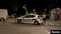 Polícia no local do incidente, Avignon, França. 