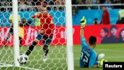 Pesepak bola Spanyol Iago Aspas mencetak gol kedua untuk timnya dalam laga penyisihan Grup B antara Spanyol dan Maroko di Stadion Kaliningrad, 25 Juni 2018.