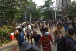 Pengunjuk rasa anti-kudeta bubar saat pengunjuk rasa menghadapi polisi di Yangon, Myanmar, 28 Maret 2021. (AP)