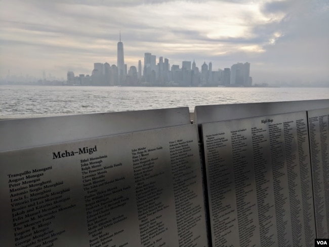 The names of 775,000 immigrants are memorialized across 770 panels that form the American Immigrant Wall of Honor, facing New York’s Lower Manhattan skyline. (R. Taylor/VOA)