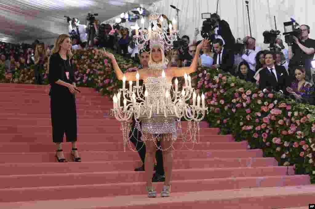 کیتی پیری، آواز خوان مشهور امریکایی با لباس عجیب اش در موزیم هنرها در شهر نیویارک